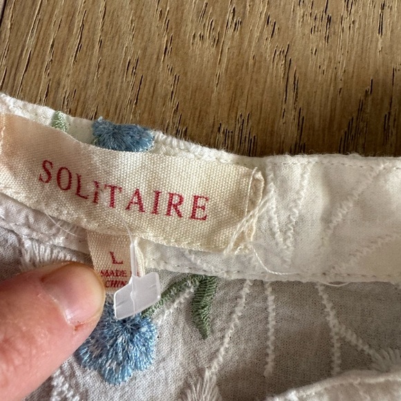 Solitaire Embrodiered Floral Top White Blue Large - Picture 3 of 5
